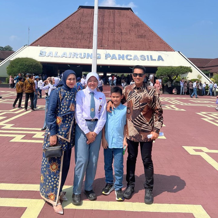 <p>Kini, Larisa akan meneruskan jejak sang Ayah yang berprofesi sebagai perwira TNI. Kabar tersebut membuat netizen ikut merasa gembira. Mereka turut mendoakan Larisa agar dapat meraih mimpinya. (Foto: Instagram @julianamoechtar @nurwe2001)</p>