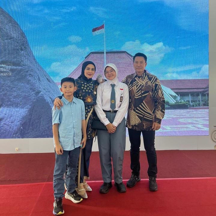 <p>Dari pernikahan dengan Nur Wahyudi, Juliana mendapatkan dua anak sambung. Salah satunya adalah Larisa, yang baru saja lulus SMP. Kini, ia akan melanjutkan pendidikan di SMA Taruna Nusantara, Magelang, Jawa Tengah. (Foto: Instagram @julianamoechtar @nurwe2001)</p>