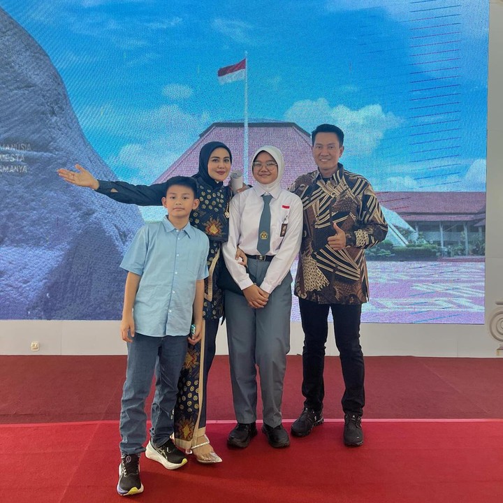 <p>"Congratulation Kakak, semoga apa yang dicita-citakan tercapai yaa. Amin ikut senang @julianamoechtar dan mas @nurwe2001," komentar akun @dmna****. "Masya Allah tabarokallah kakak semoga sehat dan sukses sekolahnya," ucap @tati_m**** (Foto: Instagram @julianamoechtar @nurwe2001)</p>