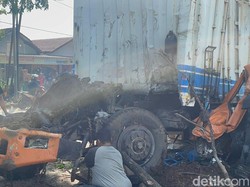 Truk Tronton Tabrak Pemotor-Pikap di Jalur Tengkorak Cianjur, 1 Tewas