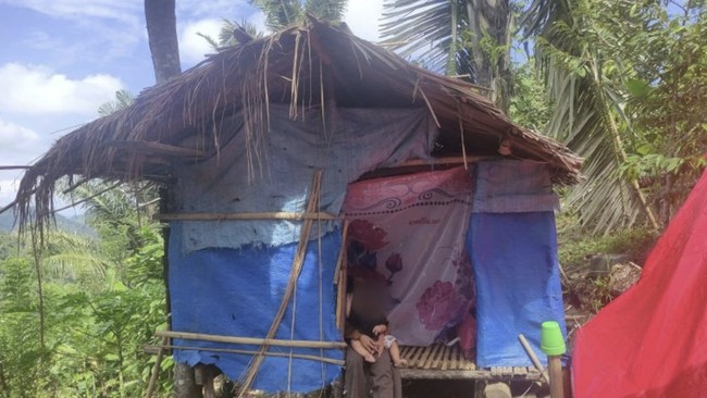 Perjuangan Pilu Ibu Tunggal Besarkan Tiga Anak di Keterbatasan Gubuk Hutan