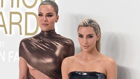 Kim dan Khloe Kardashian Coba Naik Bajaj Sebelum Kondangan ke Anant