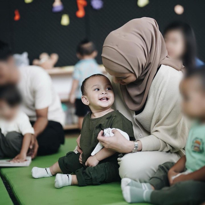 <p>Ketika menemani anak bungsunya, Arashkaba, masuk sekolah di hari pertama, Dinda Hauw terlihat memeluk sang putra sambil duduk, nih. Banyak yang mengatakan tatapan Kaba kepada sang Bunda sangat penuh akan cinta. "Gemas banget lihat ekspresi Kaba. Tatapan cinta buat Bunda," ujar netizen dengan emotikon hati. (Foto: Instagram: @shaka.kaba)</p>
