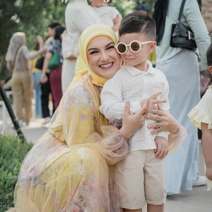 <p>Irish Bella sangat dekat dengan kedua anaknya, Air Rumi Akbar dan Amala Sabai Akbar. Dalam beberapa kesempatan, Irish pun terlihat memberikan pelukan untuk anak-anaknya. Gemas banget ya, Bunda. (Foto: Instagram: @_irishbella_)</p>