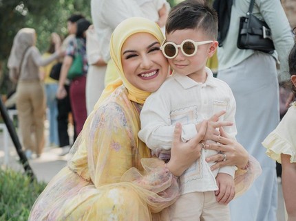 5 Potret Artis Memeluk Anak, Bikin Melting Bun