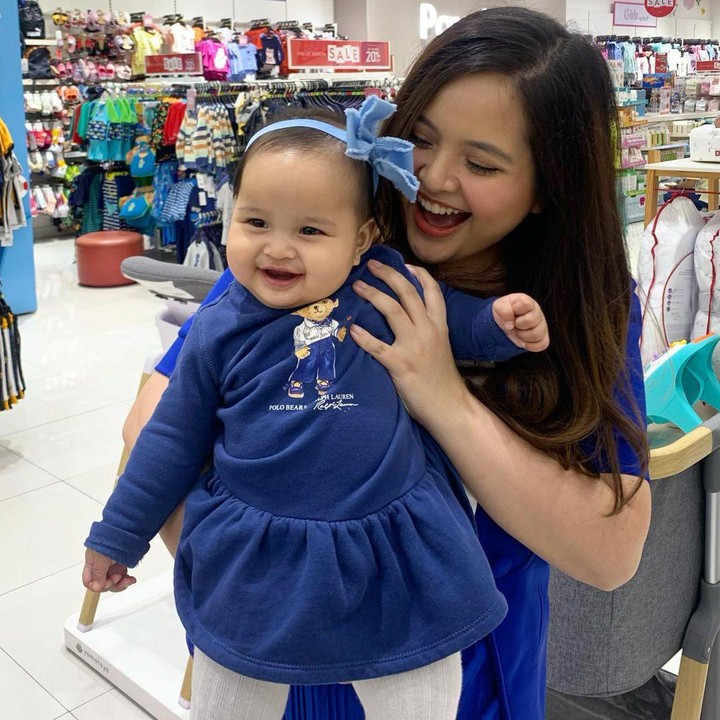 <p>Tasya Kamila kerap terlihat memeluk sang putri, Shafanina, Bunda. Tidak sedikit yang menyebut keduanya sangat menggemaskan. "Gemas banget <em>MasyaAllah</em>," ungkap seorang netizen. (Foto: Instagram: @tasyakamila)</p>