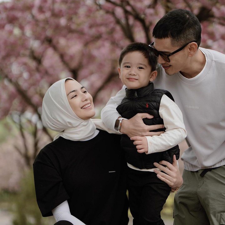 <p>Citra Kirana dan sang putra, Athar, selalu terlihat manis dan mesra. Perempuan yang akrab disapa Chiki ini juga sering terlihat memeluk Athar. Bikin meleleh, ya! (Foto: Instagram: @citraciki)</p>