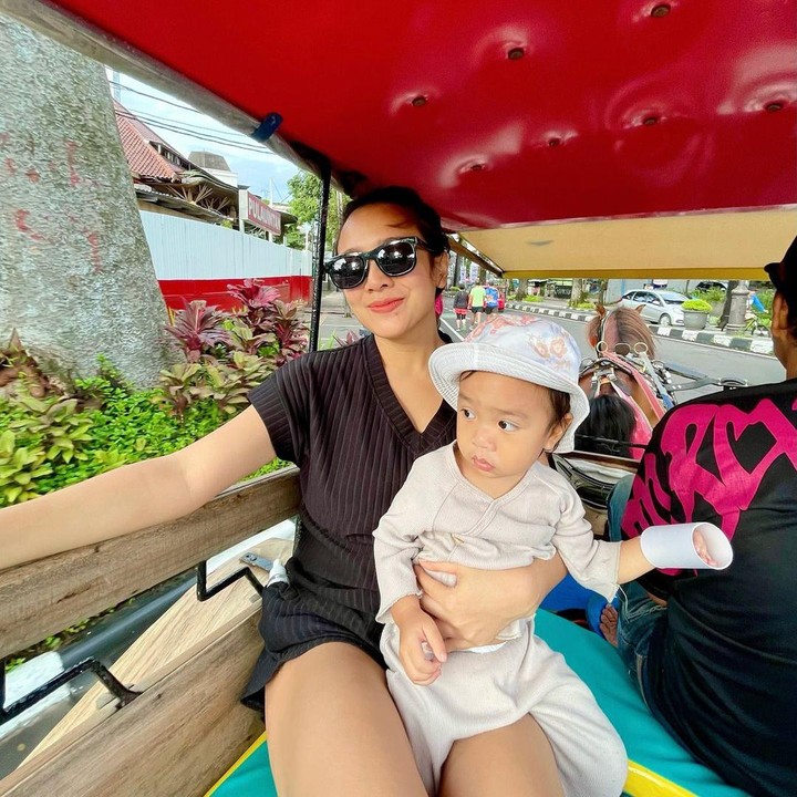 <p>Sanne El Azhar tidak pernah lepas dari pelukan sang Ibunda, Dea Ananda. Kala berlibur, Sanne bahkan selalu berada di dekapannya. "Bangun tidur, masih pakai piyama, kita langsung jalan pagi di sekitar dago (Bandung). Dalam hati kepikiran 'kayaknya seru nih kalau naik delman'. Eh enggak sampai lima menit delmannya beneran lewat. Asyik! Dan ini pertama kali Sanne nyobain hihi gemas," ungkap Dea pada salah satu unggahannya. (Foto: Instagram: @dea_ananda)</p>