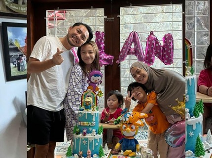 7 Potret Ultah ke-2 Btari Bulan Anak Bungsu Dian Ayu & Omesh, Tiup Lilin di Rumah