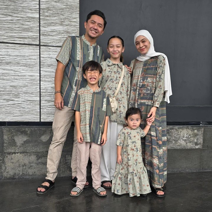 <p>Dian Ayu Lestari menikah dengan Ananda Omesh pada tahun 2012. Dari pernikahan ini, keduanya pun dikaruniai tiga orang anak yang tampan dan cantik. (Foto: Instagram: @omeshomesh)</p>