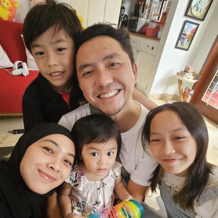 <p>Ketiga anak Dian dan Omesh kini sudah tumbuh besar, Bunda. Mereka diberi nama Btari Embun Anandayu, Btari Langit Anandayu, dan Btari Bulan Anandayu. (Foto: Instagram: @omeshomesh)</p>