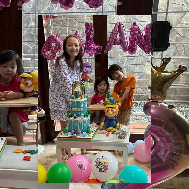 <p>"Happy birthday adik Bulan. Semoga panjang umur, sehat selalu, dan jadi anak yang berbakti sama orang tua," doa seorang netizen. "Selamat ulang tahun Adek Bulbul sayang. Sehat, ceria, bahagia ya, Nak," papar netizen lainnya dengan emotikon hati. (Foto: Instagram: @omeshomesh)</p>