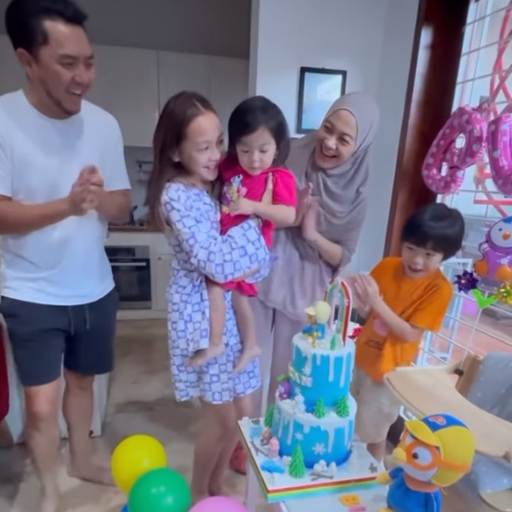 <p>Belum lama ini, Btari Bulan baru saja berulang tahunnya yang kedua. Si Kecil yang lahir pada 10 Juli 2022 ini pun merayakan pertambahan usianya dengan pesta yang sederhana. (Foto: Instagram: @omeshomesh)</p>