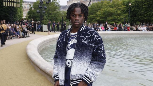 Rapper Rema yang dikenal lewat Calm Down disebut dapat bayaran Rp11,6 miliar untuk menyanyikan satu lagu hitnya itu di pernikahan Anant Ambani.