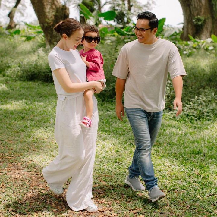 <p>Sejak memiliki anak, Rianti memang sudah jarang terlihat di layar kaca. Perempuan 40 tahun ini tampaknya ingin fokus mengurus sang putri dan menjalani peran penuh sebagai ibu rumah tangga. (Foto: Instagram @riantic)</p>