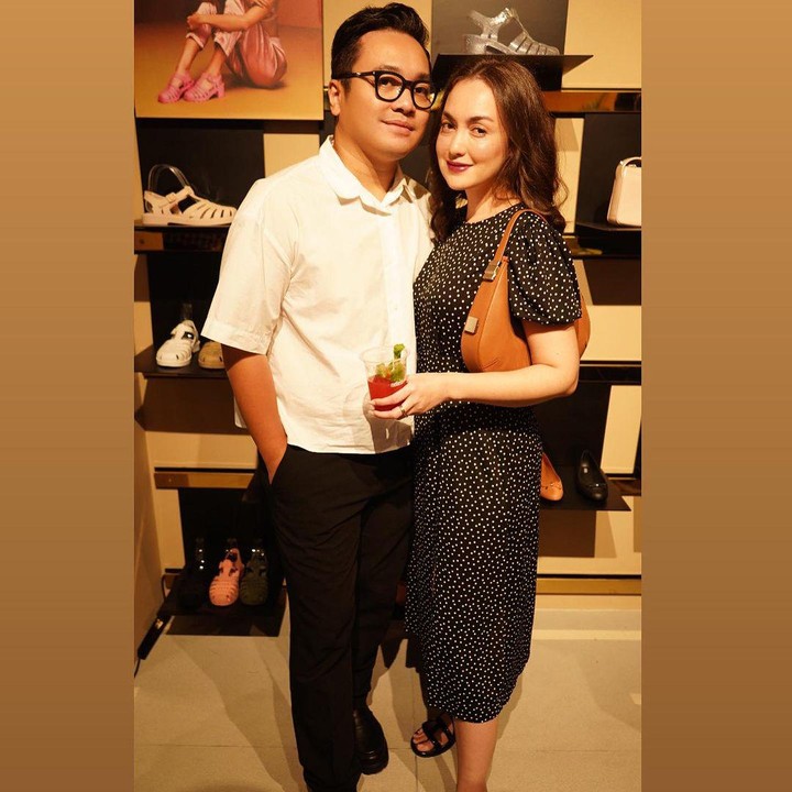 <p>Sejak menikah, rumah tangga Rianti dan Cas Alfonso jauh dari gosip miring, Bunda. Semakin ke sini, keduanya justru menjadi <em>couple goals</em> di antara pasangan seleb Tanah Air. (Foto: Instagram @riantic)</p>