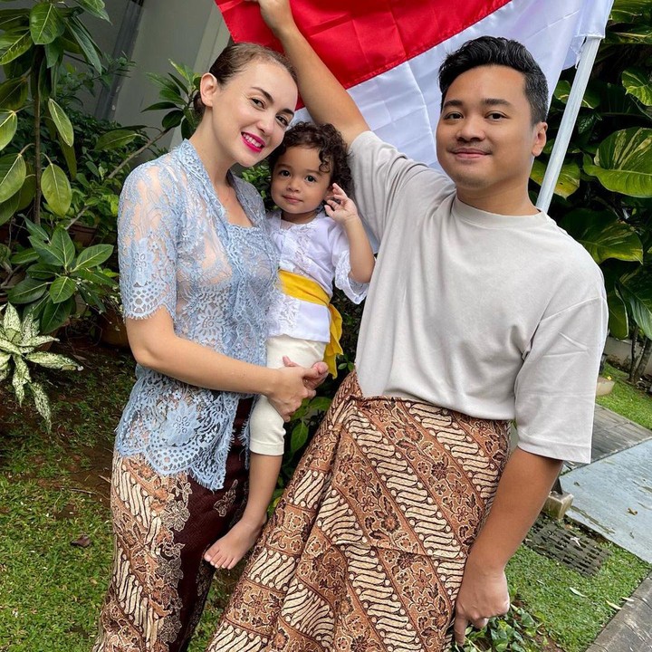 <p>Meski sudah jarang tampil di layar kaca, beberapa tahun belakangan Rianti dan suaminya sering bikin konten bareng. Konten ini kebanyakan isinya seputar kehidupan rumah tangga. Konten parodi keduanya sering kali menjadi viral di media sosial lho, Bunda. (Foto: Instagram @riantic)</p>