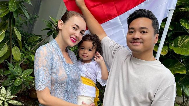 7 Potret Rianti Cartwright dan Suami yang Suka Bikin Konten Parodi di ...