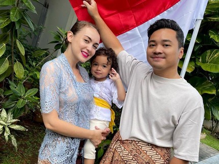 7 Potret Rianti Cartwright dan Suami yang Suka Bikin Konten Parodi di Sosmed