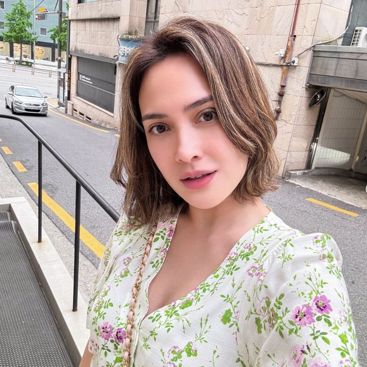 <p>Biasa tampil dengan gaya rambut panjang, Shandy Aulia terlihat lebih <em>fresh</em> setelah memotongnya. Bunda satu anak itu tampak glowing saat memamerkan selfie dengan rambut pendek dan memakai<em> summer dress</em> bercorak <em>flowery.</em> (Foto: Instagram/@shandyaulia)</p>
