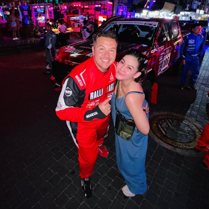 <p>Sissy juga setia memberikan dukungan kepada sang suami yang berprofesi sebagai pembalap mobil. "Selalu bangga liat kamu bertanding didalam mobil balap sayang. <em>Bismillah..</em> Semoga begitu <em>start</em> besok pagi, semua jalan kamu dilancarkan, yang paling penting kamu sehat dan selamat dari start sampai <em>finish!"</em> tulis Sissy dalam unggahannya. (Foto: Instagram @sysiio)</p>