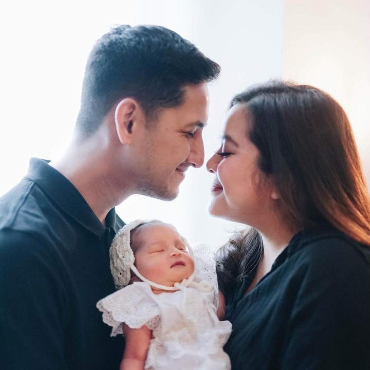 <p>Tasya Kamila dan Randi Wardhana Bacthiar telah mengarungi bahtera rumah tangga hampir enam tahun lamanya. Meski hubungan keduanya jarang disorot layar kaca, Tasya dan sang suami tetap mesra. (Foto: Instagram@tasyakamila)</p>