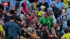 VIDEO: Momen Darwin Nunez Baku Hantam dengan Fan Kolombia