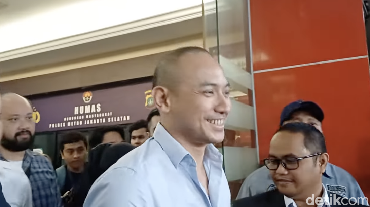 img-title Jalani Pemeriksaan, Tiko Aryawardhana Bawa Bukti Bantah Tudingan Penggelapan