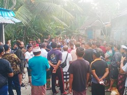 Warga Adat di Gianyar Ramai-ramai Tutup Jalan Menuju Proyek Investor Asing