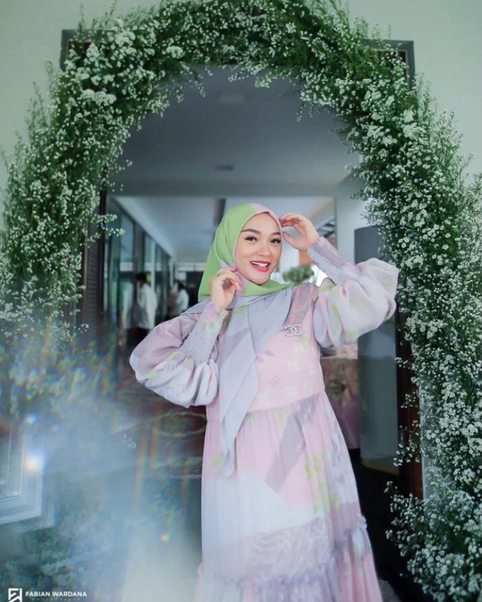 9 Artis Cantik Ini Putuskan Berhijab Setelah Pulang Umrah