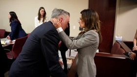 Istri Alec Baldwin Cerita Tinggalkan Surat ke Anak Sebelum Sidang Rust