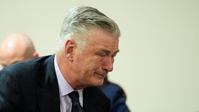 FOTO: Tangis Alec Baldwin Lepas dari Dakwaan Pembunuhan Tak Disengaja