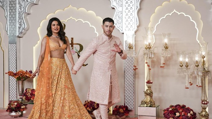 American actor and musician Nick Jonas arrives with his wife Priyanka Chopra at the wedding of Billionaire Mukesh Ambani's son Anant Ambani and Radhika Merchant at Jio World Convention Centre in Mumbai, India, Friday, July 12, 2024. (AP Photo /Rajanish Kakade)