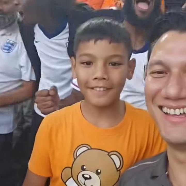 <p>Momen tersebut dibagikan langsung oleh Sang Bunda, Titi Kamal. Melalui video yang diunggah di akun Instagram pribadinya, ia memperlihatkan suasana saat suami dan putranya menonton bola. (Foto: Instagram@titi_kamal)</p>