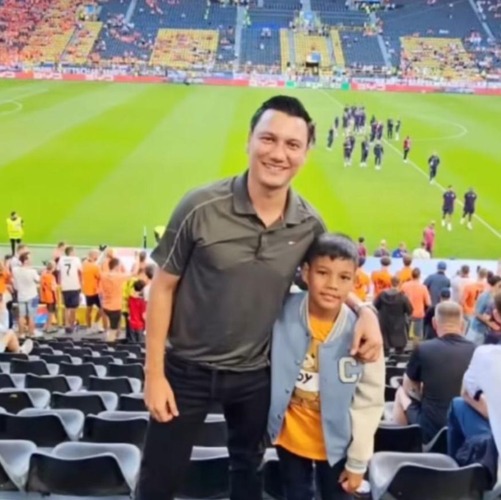 <p>Pria yang akrab disapa Tian ini mengajak putra sulungnya menonton Semi Final Euro 2024 secara langsung di Dortmund Stadium, Jerman. (Foto: Instagram@titi_kamal)</p>