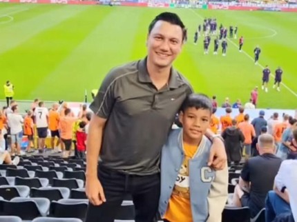5 Potret Momen Christian Sugiono Ajak Anak Nonton Semi Final Euro 2024 di Jerman