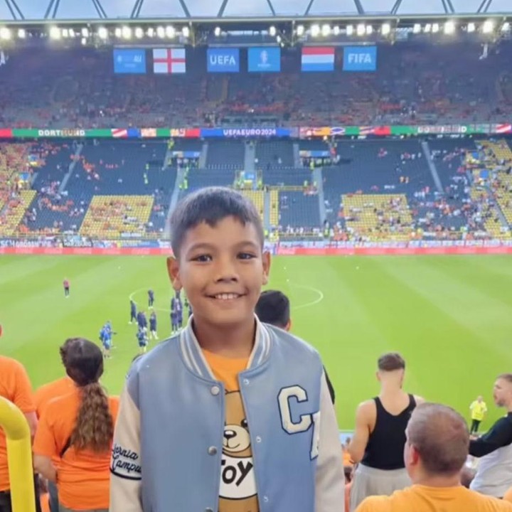 <p>Sang Putra terlihat gembira bisa menonton secara langsung. "Semi final Euro 2024 Belanda vs Inggris di Dortmund Stadium. Juna happy banget bisa nonton langsung. Tx papa <em>@csugiono,"</em> tulis Titi, dikutip dari laman <em>Instagram@titi_kamal,</em> Sabtu (13/7/2024). (Foto: Instagram@titi_kamal)</p>