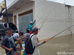 Pengungsi Banjir Gorontalo Isi Waktu dengan Mancing Ikan, Bisa Dapat 50 Ekor