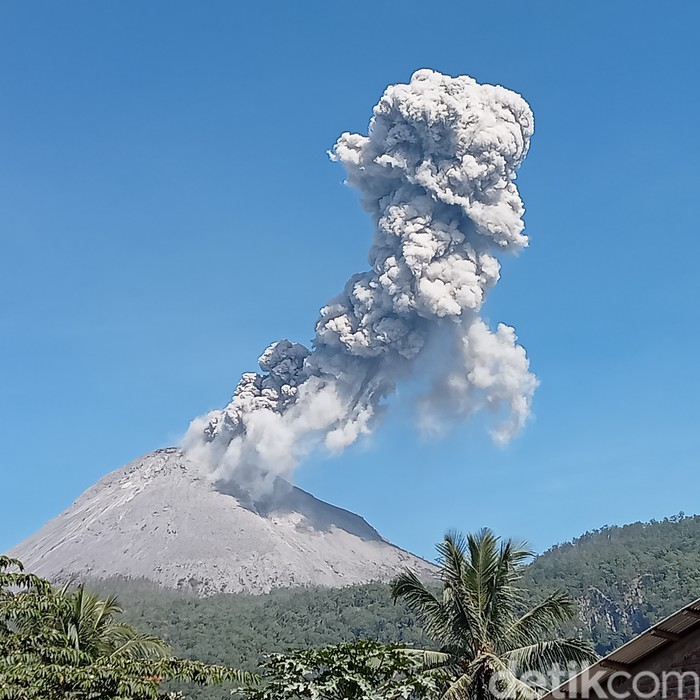 Gunung Lewotobi Laki-laki di Flores Timur, NTT, meletus, Kamis (11/7/2024). (Arnoldus Yurgo Purab/detikBali)