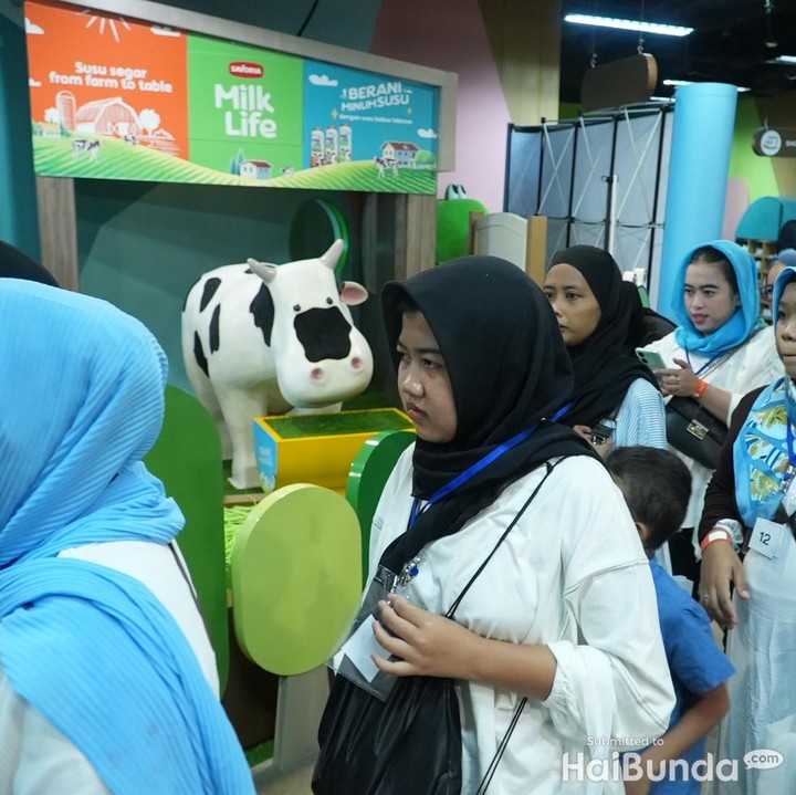 <p>Para Bunda member HaiBunda Squad sudah terlihat hadir di Youreka Kids Farm sejak pukul 09.00 WIB, lho. Mereka mulai melakukan registrasi sebelum ikut talkshow. Kali ini, para Bunda yang hadir bersama anaknya kompak mengenakan dresscode bernuansa biru. (Foto: haibunda.com/Atmaja Kurniawan)</p>
