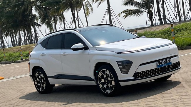 Taksi listrik itu adalah Hyundai Kona Electric yang dioperasikan Blue Bird.