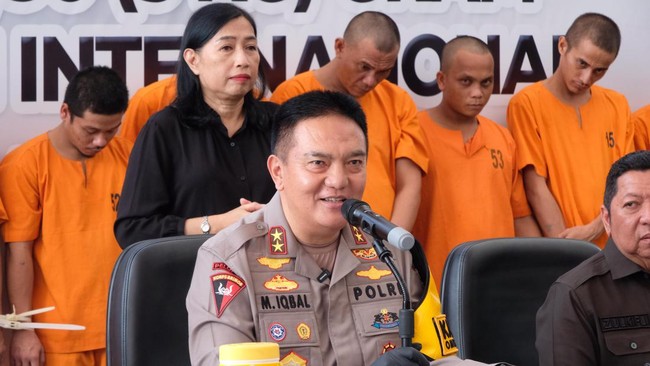 Kapolda Riau Irjen Mohammad Iqbal memimpin langsung pemusnahan 25 kilogram sabu dan 34.000 pil ekstasi nan disita dalam kurun waktu dua bulan terakhir.