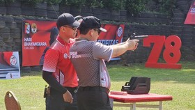 Buka Lomba Tembak 'Kapolri Cup 2024' Listyo Sigit Unjuk Skill Menembak
