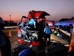 Rombongan Elf asal Surabaya Laka di Tol Boyolali, 6 Tewas Termasuk 2 Balita