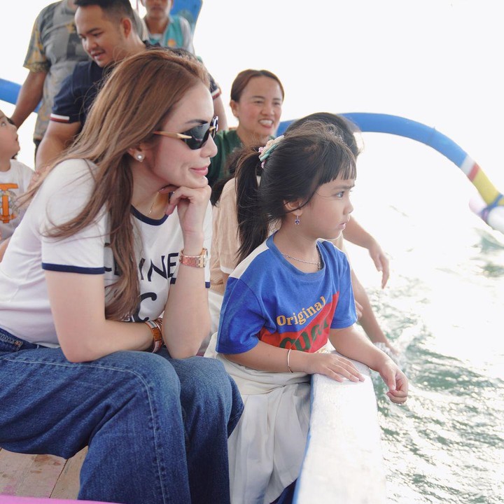 <p><em>Postingan</em>-nya itu juga langsung mendapat beragam komentar dari netizen. Bahkan, ada yang kagum dengan gaya liburan mereka yang sederhana. "Artis berkelas... Mau kemanapun menyala auranya walaupun di tempat yang sederhana tetap waw," tulis akun @queenaqia****. (Foto: Instagram@therealmomogeisha)</p>