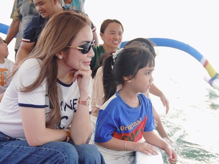 7 Potret Momo Geisha Ajak Anak-anaknya Liburan Main Pasir dan Naik Perahu di Pantai Pasir Putih Malang