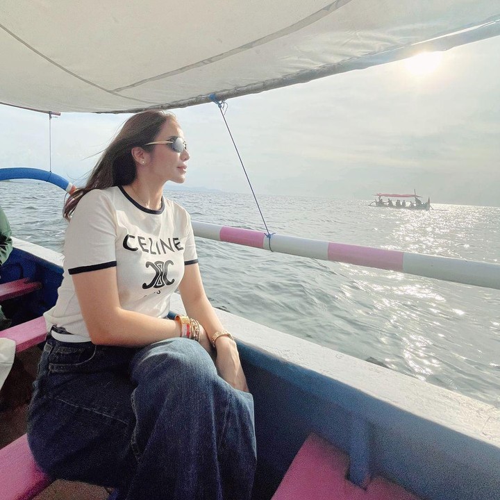 <p>Masih dalam suasana liburan sekolah, Momo Geisha memilih untuk mengajak anak-anaknya liburan ke pantai saat berkunjung ke kampung halaman sang suami, yakni Jawa Timur. (Foto: Instagram@therealmomogeisha)</p>