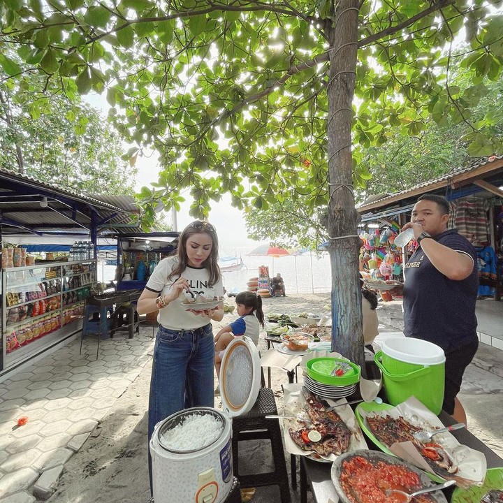 <p>Lantaran ingin menikmati makanan tersebut dengan memandangi pantai, Momo sampai membawa <em>ricecooker</em> keluar, lho. "Kapanlagi makan sak<em> ricecooker</em>-nya yang dibawa keluar dan tikeran juga liatin perahu berlabuh," ujar Momo. (Foto: Instagram@therealmomogeisha)</p>