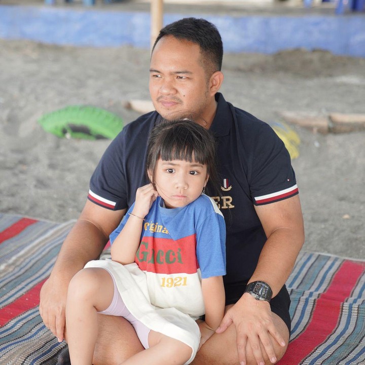 <p>Momo dan sang suami, Nicola Reza Samudra, baru saja meikmati liburan bersama anak-anak dengan bermain pasir dan naik perahu di Pantai Pasir Putih Malang, Jawa Timur. (Foto: Instagram@therealmomogeisha)</p>