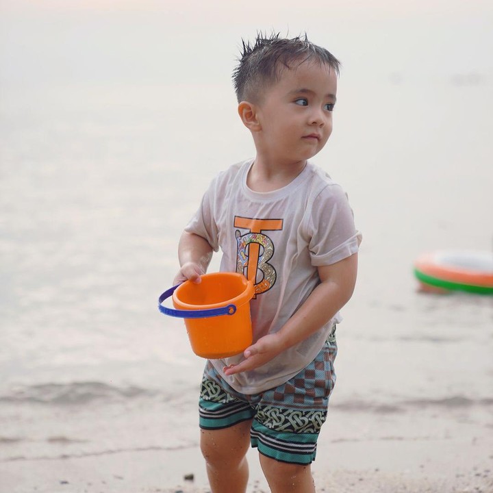 <p>Menghabiskan waktu bersama keluarga tentunya memberikan kebahagiaan tersendiri. Hal ini juga diungkap oleh Momo pada <em>caption</em> unggahan tersebut. "Menikmati naik perahu sama anak-anak, <em>happy-</em>nya mereka main air sampe bajunya basah dan kotor rusak warnanya," tulis Momo, dikutip dari laman <em>Instagram@therealmomogeisha,</em> Sabtu (13/7/2024). (Foto: Instagram@therealmomogeisha)</p>